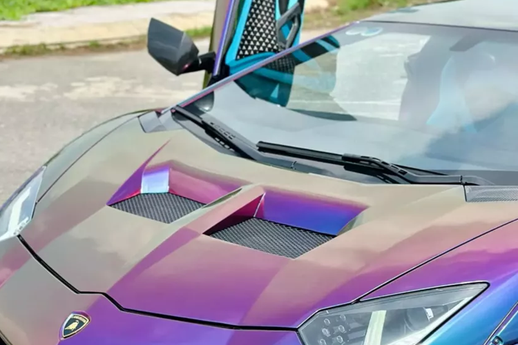 Vào đầu năm nay, siêu bò này được sang tay cho 1 người trong giới bán xe lướt ở Tp.HCM. Và đến nay, ngoại thất và nội thất của chiếc siêu xe Lamborghini Aventador Limited Edition 50 đã lột xác với màu sơn tắc kè dán bằng đề-can, để phù hợp với bộ áo mới của chiếc siêu xe Lamborghini Aventador Limited Edition 50