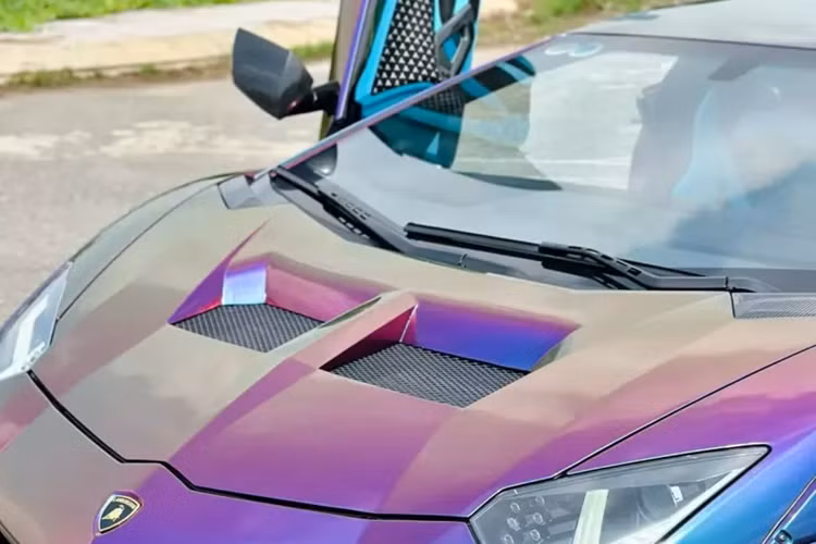 Vào đầu năm nay, siêu bò này được sang tay cho 1 người trong giới bán xe lướt ở Tp.HCM. Và đến nay, ngoại thất và nội thất của chiếc siêu xe Lamborghini Aventador Limited Edition 50 đã lột xác với màu sơn tắc kè dán bằng đề-can, để phù hợp với bộ áo mới của chiếc siêu xe Lamborghini Aventador Limited Edition 50