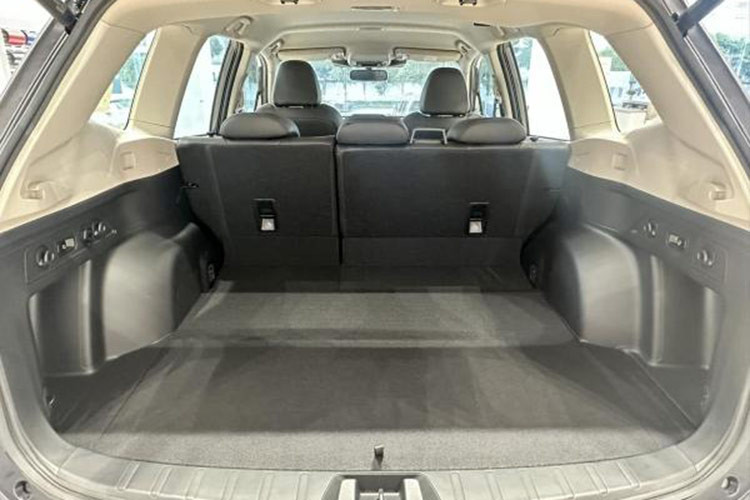 Ngoài bất lợi về giá bán, Subaru Forester còn sở hữu thiết kế kém nịnh mắt nên kén khách hơn các đối thủ. Bên cạnh đó, Subaru cũng chưa phải là thương hiệu nổi tại Việt Nam và hệ thống đại lý còn thưa thớt.