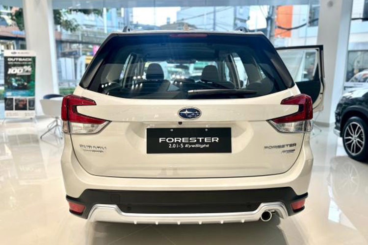 Riêng giá xe Subaru Forester bản cao cấp nhất 2.0 iS EyeSight có giá trị ưu đãi lớn nhất, lên đến 230 triệu đồng. Giá bán sau ưu đãi trong tháng 10 của bản 2.0 iS EyeSight là 969 triệu đồng.