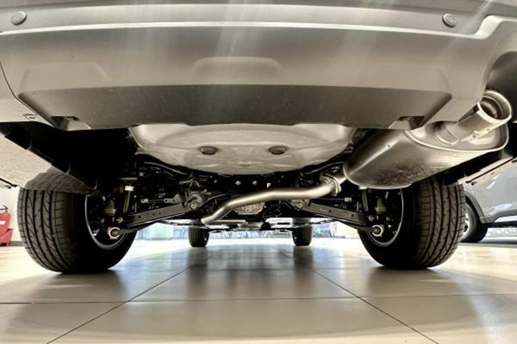 Subaru Forester tại Việt Nam được trang bị động cơ Boxer 4 xi-lanh, dung tích 2.0L với công suất tối đa 154 mã lực và mô-men xoắn cực đại 196 Nm. Động cơ đi kèm hộp số biến thiên vô cấp với 7 cấp số ảo và hệ dẫn động 4 bánh toàn thời gian S-AWD đặc trưng của thương hiệu Subaru.