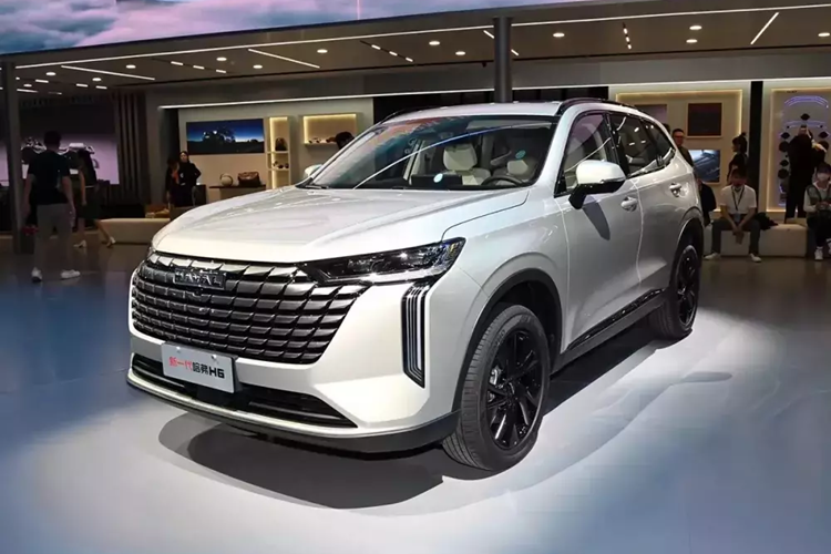 Trong triển lãm Ô tô Bắc Kinh 2024 diễn ra vào hồi tháng 4 năm nay, thương hiệu Haval của hãng xe Trung Quốc Great Wall Motor đã chính thức ra mắt H6 phiên bản nâng cấp giữa vòng đời. Đến nay, giá bán của Haval H6 2025 mới ở thị trường Trung Quốc mới được công bố.
