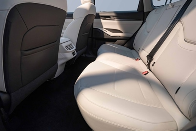 Theo một số nguồn tin, Haval H6 mới sẽ được bán ở thị trường Thái Lan vào cuối năm nay. Sau Thái Lan, mẫu xe này có thể sẽ tiếp tục ra mắt Việt Nam. Hiện Haval H6 đang được phân phối tại Việt Nam với 1 phiên bản và giá niêm yết 986 triệu đồng.