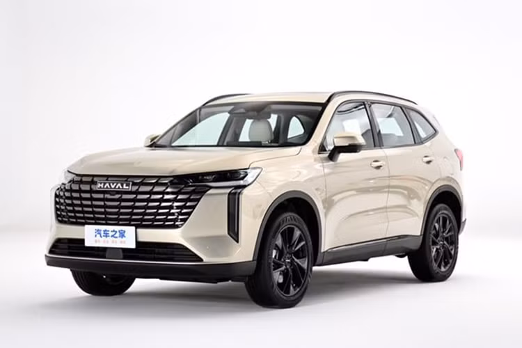 Không chỉ thiết kế mà kích thước của Haval H6 2025 cũng được thay đổi nhẹ với chiều dài tăng thêm 50 mm. Xe sở hữu kích thước dài x rộng x cao lần lượt là 4.703 x 1.886 x 1.730 mm và chiều dài cơ sở 2.738 mm.