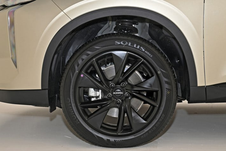 Màn hình hiển thị thông tin kính lái HUD 9 inch, sạc điện thoại không dây 50W và tính năng sưởi/làm mát dành cho ghế trước cũng được trang bị cho xe. Chưa hết, Haval H6 2025 còn có công nghệ hỗ trợ lái bán tự động cấp độ 2. Xe sở hữu hơn 20 tính năng an toàn, bao gồm hệ thống cảnh báo lệch làn đường và cảnh báo tiền va chạm.