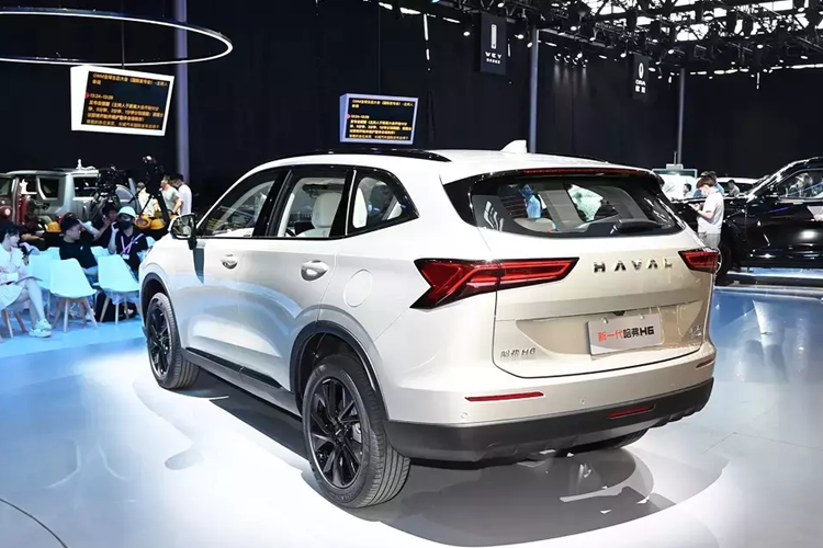 Thay đổi tiếp theo của mẫu xe này là bộ vành hợp kim 19 inch sơn màu đen mới. Trong khi đó, khu vực đuôi xe có thêm cụm đèn hậu LED mới. Cụm đèn này được thiết kế tách rời thay vì nối liền 2 bên như cũ và khá giống với Lexus NX đời cũ.