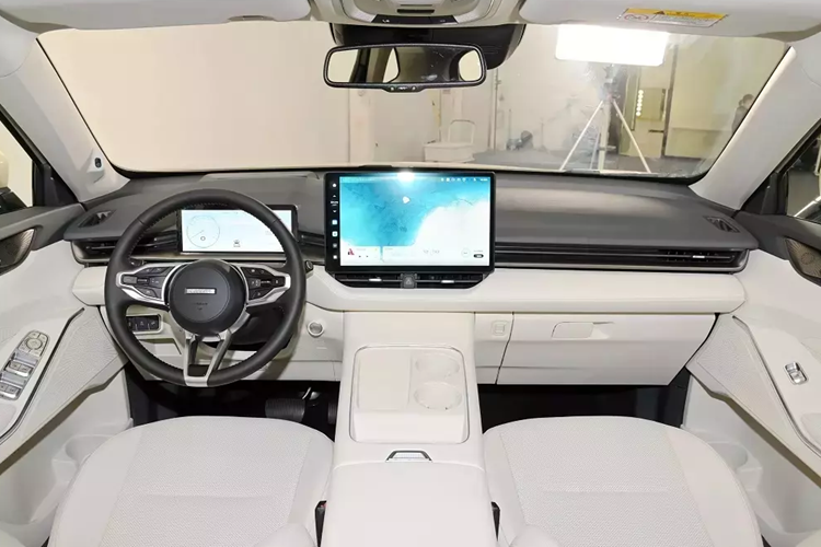 Ở phiên bản mới, mẫu SUV cỡ C này đã được cải tiến về mặt thiết kế, trang bị tiện nghi và động cơ. Theo đó, xe được áp dụng ngôn ngữ thiết kế Guardian mới và gợi liên tưởng đến các mẫu xe Hyundai như Venue hay Palisade. Nguyên nhân là bởi xe được trang bị lưới tản nhiệt mạ crôm đa điểm mới.