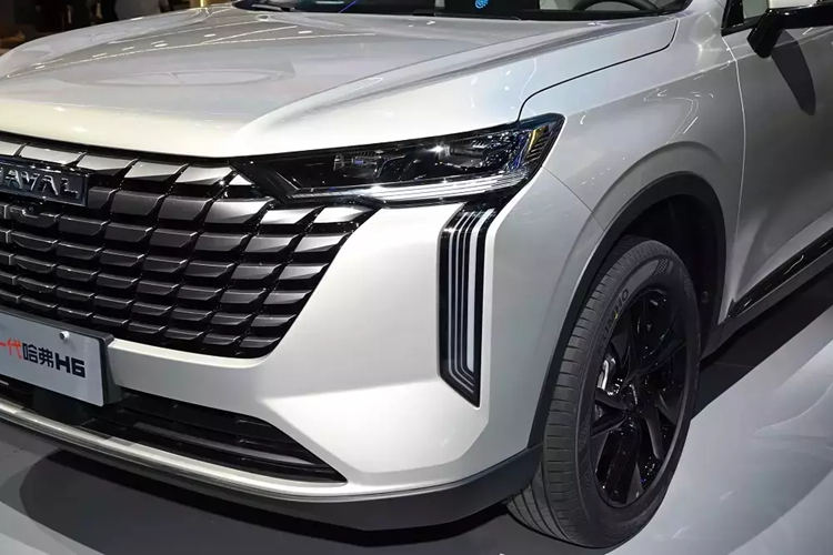 Tại thị trường hàng xóm với Việt Nam, giá xe Haval H6 2025 cho 5 phiên bản dao động từ 117.900 - 143.900 Nhân dân tệ (khoảng 412 - 503 triệu đồng). Tuy nhiên, trong giai đoạn đầu, xe sẽ có giá ưu đãi chỉ từ 103.900 - 129.900 Nhân dân tệ (363 - 454 triệu đồng).