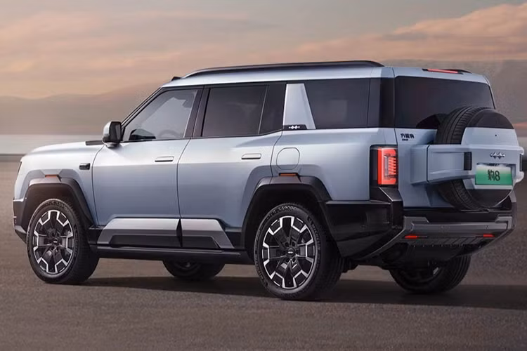 Ngoài hệ thống Qiankun ADS 3.0, Leopard 8 còn có hệ thống HiCar của Huawei. Hệ thống HiCar là ứng dụng di động trên ô tô của Huawei cho phép người dùng kết nối điện thoại với hệ thống thông tin giải trí trên ô tô, tương tự như CarPlay của Apple và Android Auto của Google.