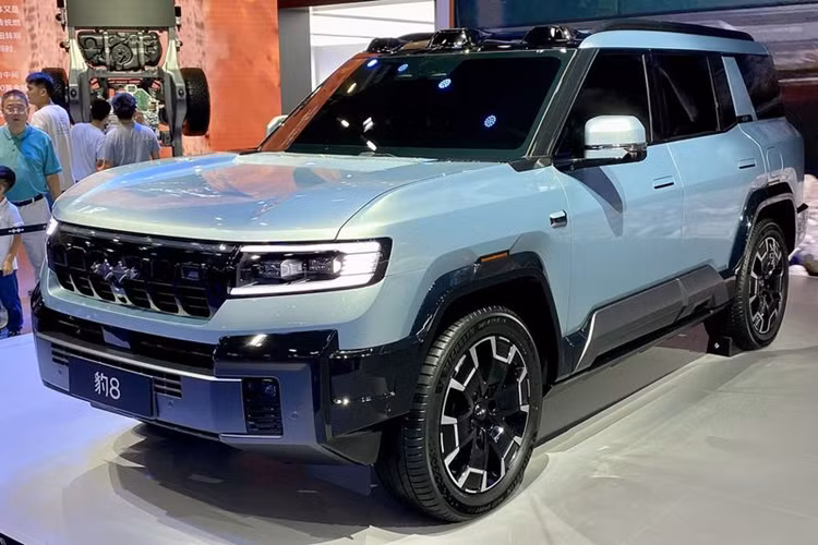 Trong thông tin gửi đến báo chí, BYD cho biết thương hiệu đang hướng đến mục tiêu phát triển mẫu xe sở hữu công nghệ tự lái tập trung vào địa hình đầu tiên trên thế giới. Khi ra mắt, Fang Cheng Bao Bao 8 của BYD (tên quốc tế là Leopard 8) sẽ được tích hợp hệ thống Qiankun ADS 3.0 hiện đại nhất của Huawei.