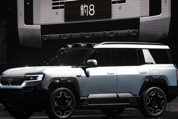 Fang Cheng Bao là thương hiệu xe địa hình hạng sang thuộc tập đoàn BYD. SUV cỡ lớn Leopard 8 là mẫu xe thứ hai của thương hiệu này, dự kiến ra mắt vào cuối năm nay với giá 500.000 nhân dân tệ (71.000 đô la Mỹ). Kích thước dài x rộng x cao của xe lần lượt là 5195/1994/1875 mm, đi kèm chiều dài cơ sở là 2920 mm.