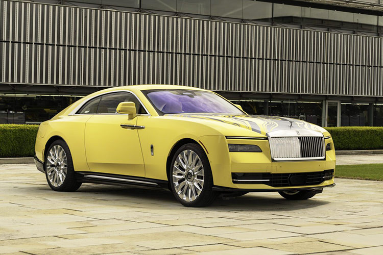 Rolls-Royce sẽ mang đến sự kiện Monterey năm nay những mẫu xe khác biệt và một trong số này chính là chiếc coupe màu vàng này có tên là Rolls-Royce Spectre Semaphore đặc biệt.