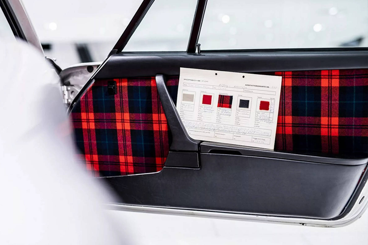 Hãng Đức tạo ra bản dựng này nhằm gợi nhớ về lịch sử hào hùng của dòng xe 911 Turbo, đồng thời thu hút sự chú ý đến với bộ sưu tập quần áo và phụ kiện Porsche Design mới cũng sử dụng họa tiết vải tartan này.