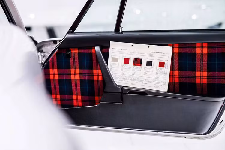 Hãng Đức tạo ra bản dựng này nhằm gợi nhớ về lịch sử hào hùng của dòng xe 911 Turbo, đồng thời thu hút sự chú ý đến với bộ sưu tập quần áo và phụ kiện Porsche Design mới cũng sử dụng họa tiết vải tartan này.