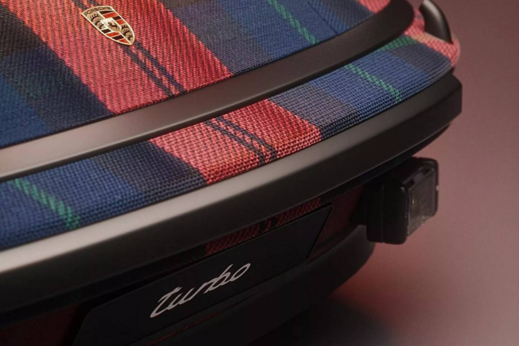 Porsche giới thiệu chất liệu bọc vải tartan trên xe của mình vào năm 1973, ra mắt lần đầu tiên trên mẫu concept 911 RSR Turbo. Năm sau, mẫu 911 Turbo được sản xuất thương mại hàng loạt cung cấp 3 tùy chọn nội thất có họa tiết kẻ sọc caro kiểu vải tartan với những kiểu phối màu riêng biệt là Black Watch (xanh dương, xanh lá cây và đen), McLaughlin (đỏ và xanh lam) và Mackenzie (màu be, đỏ, xanh lam, trắng và xanh ô liu).