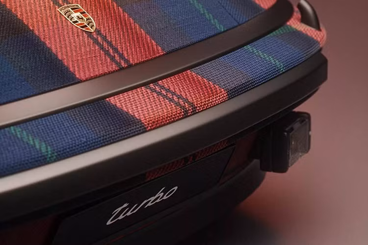 Porsche giới thiệu chất liệu bọc vải tartan trên xe của mình vào năm 1973, ra mắt lần đầu tiên trên mẫu concept 911 RSR Turbo. Năm sau, mẫu 911 Turbo được sản xuất thương mại hàng loạt cung cấp 3 tùy chọn nội thất có họa tiết kẻ sọc caro kiểu vải tartan với những kiểu phối màu riêng biệt là Black Watch (xanh dương, xanh lá cây và đen), McLaughlin (đỏ và xanh lam) và Mackenzie (màu be, đỏ, xanh lam, trắng và xanh ô liu).