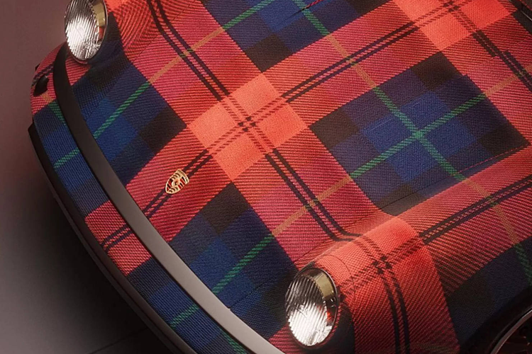 Vải tartan là một loại vải dệt truyền thống bắt nguồn từ đất nước Scotland. Tartan có nét đặc trưng là những đường kẻ sọc và ô vuông đan xen với nhau, tạo nên các mẫu kẻ caro có kích thước đa dạng (những ô màu này thường được gọi là sett).