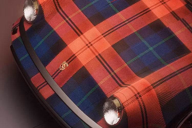 Vải tartan là một loại vải dệt truyền thống bắt nguồn từ đất nước Scotland. Tartan có nét đặc trưng là những đường kẻ sọc và ô vuông đan xen với nhau, tạo nên các mẫu kẻ caro có kích thước đa dạng (những ô màu này thường được gọi là sett).