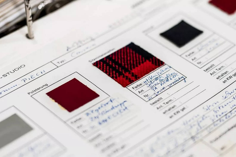 Ý tưởng sử dụng vải kẻ sọc caro kiểu tartan trong nội thất xe Porsche đến từ Anatole Lapine, nhà thiết kế chính làm việc cho hãng Đức vào thời điểm đó, người thường mặc quần kẻ sọc. Lapine được biết đến chủ yếu với việc thiết kế các mẫu xe có động cơ đặt trước cho Porsche như 928, 924 và 944, tuy nhiên tầm ảnh hưởng của ông còn mở rộng đến mẫu 911 G-Series mang tính biểu tượng.