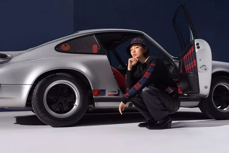 Thách thức trong việc điều chỉnh loại vải quần áo để sử dụng trong nội thất ô tô là rất lớn. Nhà tạo mẫu của Porsche, Dorothea Müller-Goodwyn, đã phải rất nỗ lực mới có thể tìm thấy một nhà cung cấp ở Đức đủ khả năng tạo ra một loại vật liệu có độ bền đáp ứng mọi yêu cầu sử dụng đặc thù bên trong ô tô, chẳng hạn như tính chất chống mài mòn nhưng vẫn phải nhẹ, mềm mại, êm ái.