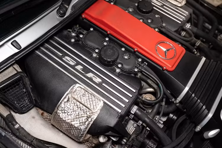 722 cũng được trang bị bộ mâm xe 19 inch đặc biệt, phanh lớn hơn, bộ chia gió phía trước mới bằng sợi carbon và nhẹ hơn một chút so với mẫu tiêu chuẩn. Mercedes cho biết mẫu xe này có thể tăng tốc từ 0 – 100 km/h trong 3,6 giây và tăng tốc 0 – 200 km/h trong 10,2 giây tại thời điểm ra mắt.