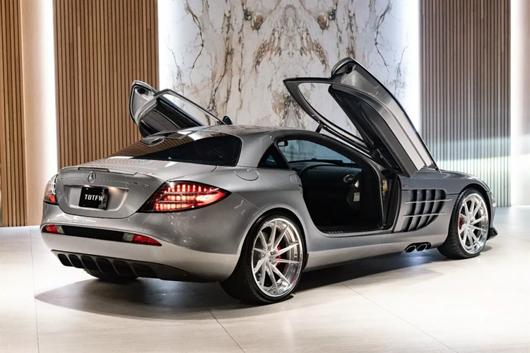 TBTFW đang chào bán Mercedes-Benz SLR McLaren 722 Edition với mức giá 649.995 Đô và đây là một số tiền rất lớn nhưng nhìn vào kết quả đấu giá của những mẫu xe 722 tương tự trong những năm gần đây cho thấy một số chiếc xe cũng từng được bán với mức giá cao hơn lên tới 700.000 Đô.