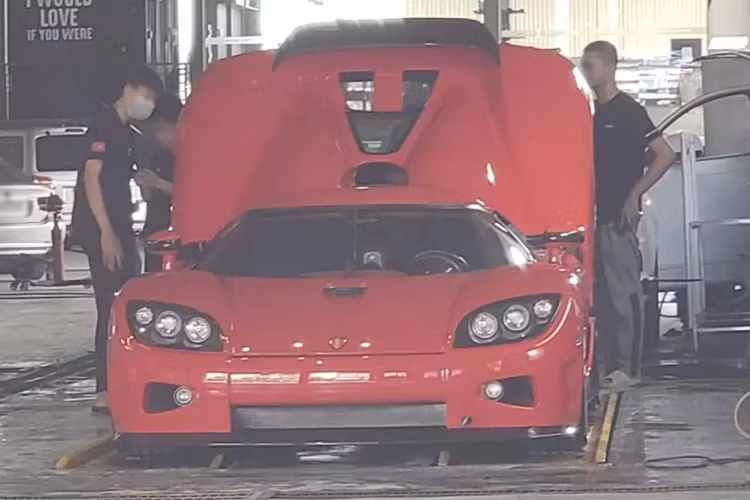 Theo tìm hiểu, chiếc xe hypercar Koenigsegg CCX độc nhất Việt Nam đã ở Tp.HCM hơn 2 năm qua, và chỉ có 2 nơi mà xe hay xuất hiện, đó là nhà riêng của chủ xe và garage này.