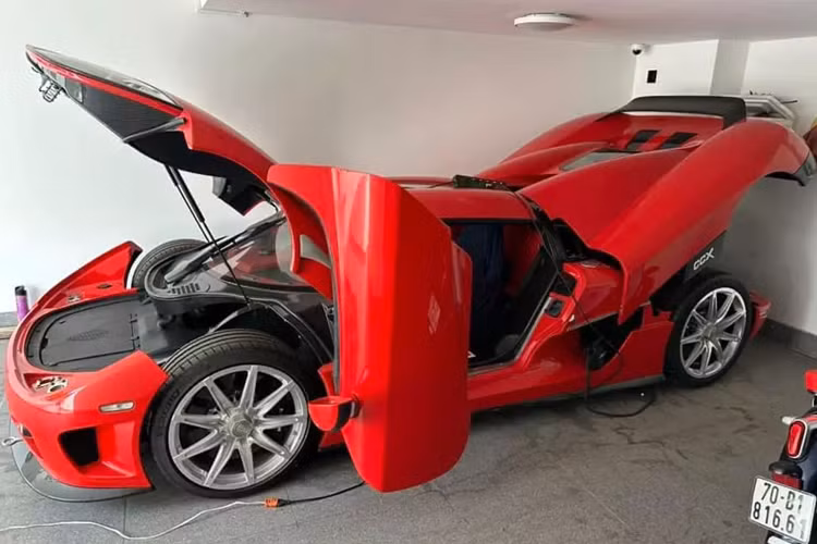 Trên toàn thế giới chỉ có 30 xe CCX sản xuất, nhưng đã có vài xe không còn nguyên vẹn, nên việc 1 chiếc Koenigsegg CCX được nhập về nước ta là 1 bất ngờ lớn, xe được mang về nước khá kín tiếng, nhưng trước cả khi chiếc xe Koenigsegg Regera của đại gia Hoàng Kim Khánh được nhập về Campuchia vào 3 năm trước.