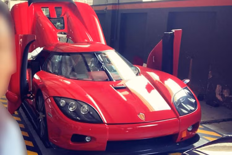 Về chiếc siêu xe triệu đô Koenigsegg CCX độc nhất Việt Nam được mua từ đại lý Al Ain Class Motors, nếu bạn nghe cái tên này quen quen, thì đây chính là nơi Minh "Nhựa" hay Hoàng Kim Khánh đã bay sang Dubai để mua Pagani Huayra và McLaren Senna, ngoài ra, chiếc Porsche 918 Spyder của ông Hoàng Kim Khánh cũng được mua ở đại lý này.