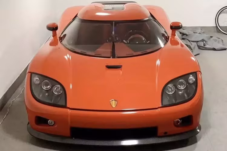 Mới đây, giới mê xe trong nước lại có dịp xôn xao khi hình ảnh về chiếc xe bí ẩn nhất Việt Nam, Koenigsegg CCX hàng hiếm tiếp tục xuất hiện trên mạng xã hội. Theo đó, xe bị chụp lại khi đang được đưa đến 1 garage chuyên sửa chữa siêu xe ở quận 7, TP HCM.