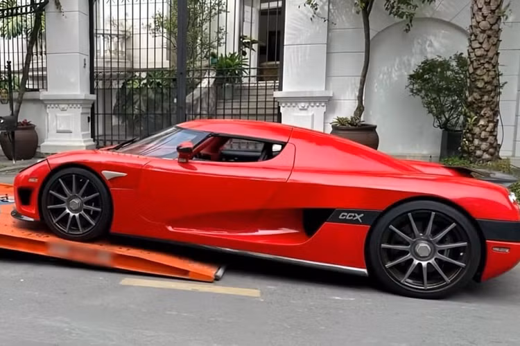 Koenigsegg CCX của đại gia Hải Phòng, xe được trang bị khối động cơ V8, siêu nạp, dung tích 4,7 lít, sản sinh công suất tối đa 800 mã lực. Động cơ đồng hành cùng hộp số sàn 6 cấp cùng hệ dẫn động cầu sau, nhờ đó, Koenigsegg CCX tăng tốc từ vị trí xuất phát 100 km/h trong thời gian dưới 3 giây trước khi đạt vận tốc tối đa 402 km/h.