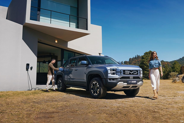 Về ngoại hình, tổng thể chiếc xe bán tải BYD Shark áp dụng phong cách thiết kế tương đối chắc chắn. Lưới tản nhiệt phía trước kích thước lớn được bổ sung thêm logo thương hiệu BYD, kết hợp với bộ đèn pha tự hành C và dải đèn xuyên thấu tạo nên sự sang trọng, đồng thời cũng trông thời trang và công nghệ.