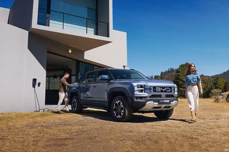 Về ngoại hình, tổng thể chiếc xe bán tải BYD Shark áp dụng phong cách thiết kế tương đối chắc chắn. Lưới tản nhiệt phía trước kích thước lớn được bổ sung thêm logo thương hiệu BYD, kết hợp với bộ đèn pha tự hành C và dải đèn xuyên thấu tạo nên sự sang trọng, đồng thời cũng trông thời trang và công nghệ.