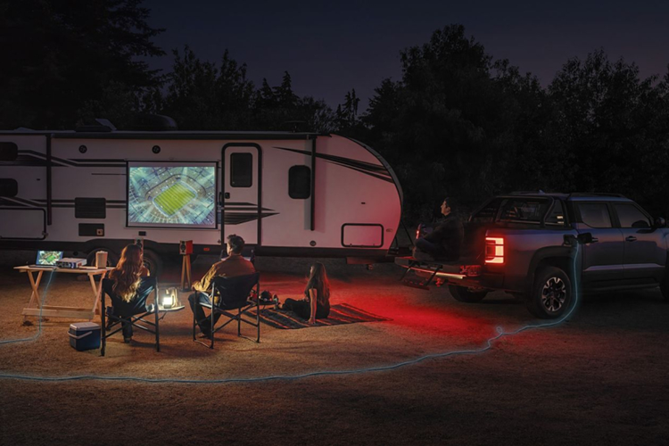 Nhìn từ bên hông xe, vòm bánh trước và sau của chiếc xe mới có hình dáng hơi nhô lên, với vòm bánh xe phong cách off-road màu đen và vành hình cánh hoa, mang lại cảm giác đầy cơ bắp. Đồng thời, chiếc xe bán tải điện BYD Shark còn được trang bị giá nóc, giá đỡ giàn… tăng thêm không khí hoang dã.