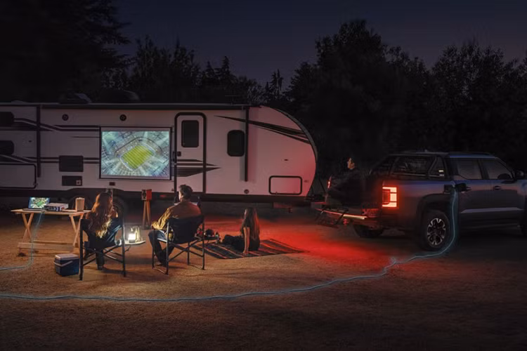 Nhìn từ bên hông xe, vòm bánh trước và sau của chiếc xe mới có hình dáng hơi nhô lên, với vòm bánh xe phong cách off-road màu đen và vành hình cánh hoa, mang lại cảm giác đầy cơ bắp. Đồng thời, chiếc xe bán tải điện BYD Shark còn được trang bị giá nóc, giá đỡ giàn… tăng thêm không khí hoang dã.