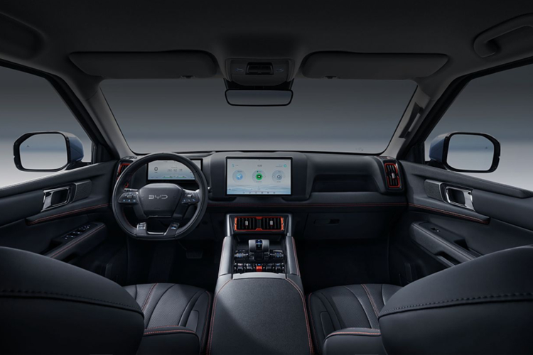 Chưa dừng lại đó, BYD Shark còn được trang bị tấm bảo vệ chống trầy xước màu bạc bên dưới để mở rộng các kịch bản di chuyển của chiếc xe này, như đường off-road, hay lội suối.