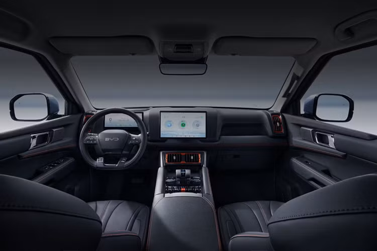 Chưa dừng lại đó, BYD Shark còn được trang bị tấm bảo vệ chống trầy xước màu bạc bên dưới để mở rộng các kịch bản di chuyển của chiếc xe này, như đường off-road, hay lội suối.