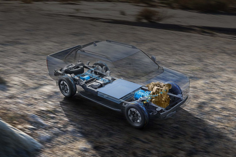 Ở phía sau, BYD Shark còn được trang bị logo thương hiệu BYD cỡ lớn, kết hợp với cụm đèn hậu nằm dọc và dải đèn xuyên thấu, tạo âm hưởng cho đầu xe. Về nội thất, những hình ảnh về chiếc xe bán tải điện BYD Shark này cho thấy, xe được trang bị vô lăng 4 chấu đa chức năng, đồng hồ LCD cỡ lớn.