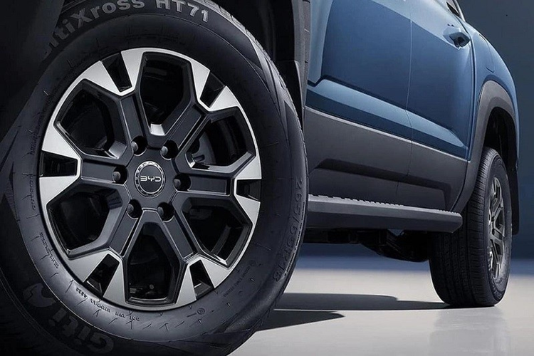 Ngoài ra, BYD Shark còn có màn hình điều khiển trung tâm cỡ lớn và cửa gió điều hòa nằm dọc khiến tổng thể xe cứng cáp nhưng đầy phong cách và công nghệ. Chưa hết, khu vực cần số của xe vẫn giữ lại số lượng lớn các nút bấm vật lý nhằm nâng cao sự thuận tiện khi sử dụng.