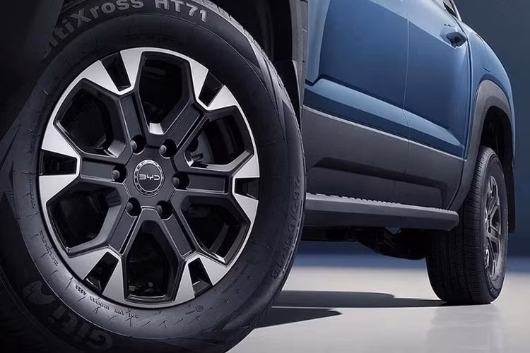 Ngoài ra, BYD Shark còn có màn hình điều khiển trung tâm cỡ lớn và cửa gió điều hòa nằm dọc khiến tổng thể xe cứng cáp nhưng đầy phong cách và công nghệ. Chưa hết, khu vực cần số của xe vẫn giữ lại số lượng lớn các nút bấm vật lý nhằm nâng cao sự thuận tiện khi sử dụng.