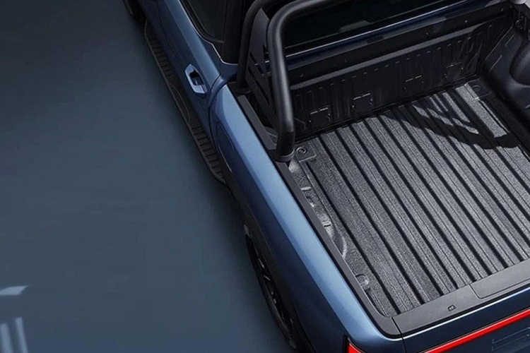 Các trang bị chi tiết hơn của chiếc xe bán tải điện BYD Shark sẽ phải đợi đến lúc nó ra mắt. Về sức mạnh, chiếc xe bán tải điện BYD Shark dựa trên nền tảng địa hình siêu hybrid DMO của BYD.