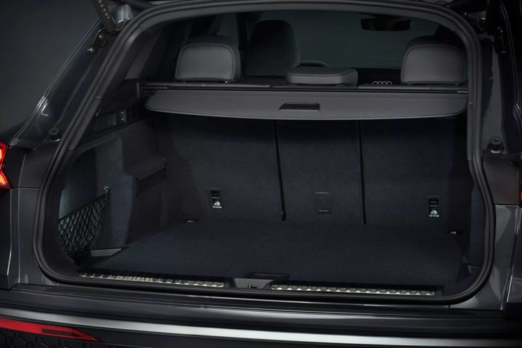 Thế hệ mới của Audi Q5 được trang bị tiêu chuẩn vô lăng phẳng đáy thể thao và không tích hợp nút điều khiển, nút bấm hoặc công tắc vật lý nào vì tất cả sẽ được điều chỉnh thông qua màn hình hoặc khẩu lệnh. Hệ điều hành hệ thống thông tin giải trí của xe là Android Automotive OS, do đó nó có thể dễ dàng chạy các ứng dụng Google như YouTube.