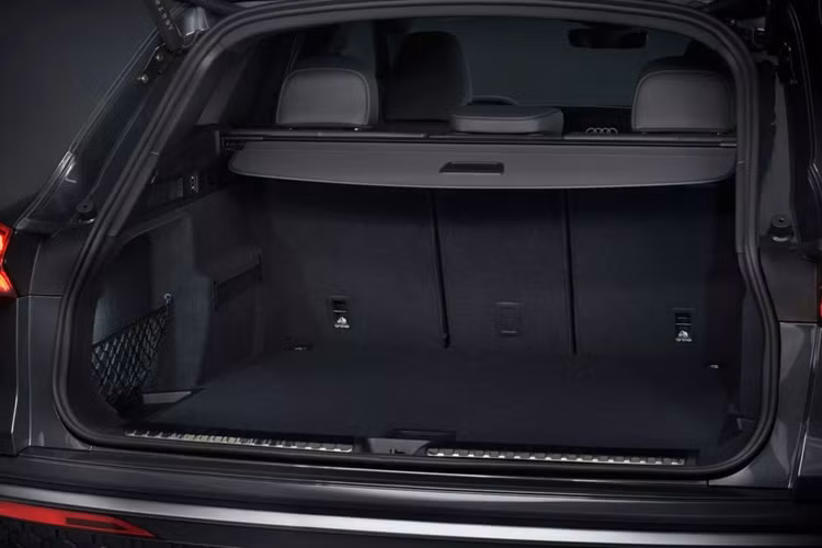 Thế hệ mới của Audi Q5 được trang bị tiêu chuẩn vô lăng phẳng đáy thể thao và không tích hợp nút điều khiển, nút bấm hoặc công tắc vật lý nào vì tất cả sẽ được điều chỉnh thông qua màn hình hoặc khẩu lệnh. Hệ điều hành hệ thống thông tin giải trí của xe là Android Automotive OS, do đó nó có thể dễ dàng chạy các ứng dụng Google như YouTube.