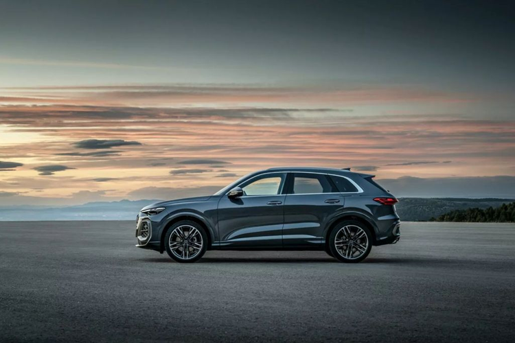 Cuối cùng, phiên bản hiệu suất cao SQ5 được trang bị động cơ 6 xy-lanh 3.0L, sản sinh công suất 362 mã lực, hộp số ly hợp kép 7 cấp và hệ dẫn động bốn bánh. Trong khi đó tại châu Âu, Audi Q5 2025 sẽ được ra mắt với ba phiên bản động cơ và tất cả đều dùng hệ truyền động hybrid với pin 1,7 kWh và động cơ điện công suất 24 mã lực và mô-men xoắn 230 Nm.