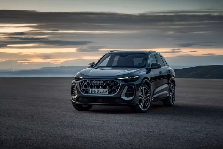 Theo đó, Audi Q5 2025 bản tiêu chuẩn sẽ dùng động cơ 2.0L, sản sinh công suất 201 mã lực, mô-men xoắn 340 Nm và hệ dẫn động cầu trước, hệ dẫn động bốn bánh là một tùy chọn. Bản trung bình sử dụng động cơ 2.0L 4 xy-lanh TFSI, sản sinh công suất 268 mã lực đi kèm hộp số ly hợp kép 7 cấp và dẫn động 2 cầu.