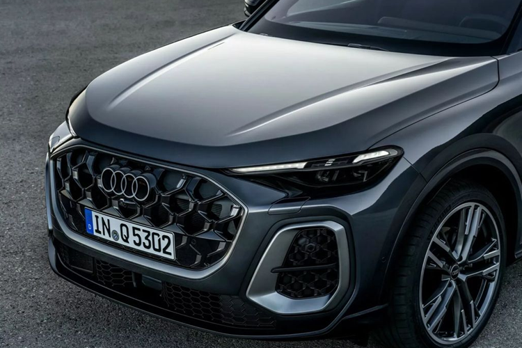 Riêng thị trường này còn có thêm động cơ diesel 2.0 lít với công suất 201 mã lực, 340 Nm. Nhờ nền tảng mới, cũng như hệ thống treo và đánh lái được cải tiến, Audi cho biết Q5 2025 thoải mái hơn đáng kể so với phiên bản tiền nhiệm.