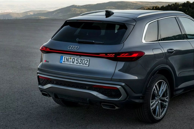 Màn hình HUD là một tuỳ chọn. Audi cho biết cabin của Q5 mới rộng rãi hơn bao giờ hết. Hàng ghế sau cũng có nhiều chức năng hơn. Một số trang bị tiện ích nổi bật khác có thể kể đến trên Audi Q5 2025 bao gồm: khay sạc điện thoại không dây