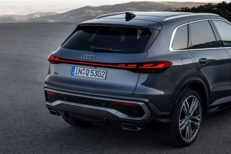 Màn hình HUD là một tuỳ chọn. Audi cho biết cabin của Q5 mới rộng rãi hơn bao giờ hết. Hàng ghế sau cũng có nhiều chức năng hơn. Một số trang bị tiện ích nổi bật khác có thể kể đến trên Audi Q5 2025 bao gồm: khay sạc điện thoại không dây