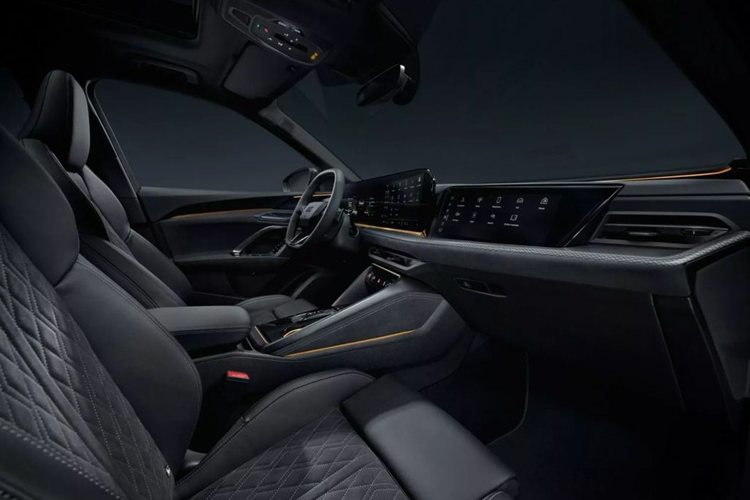 Trong số các cập nhật ở ngoại thất, đáng chú ý nhất là bộ đèn hậu OLED kỹ thuật số thế hệ thứ hai có thể cảnh báo các phương tiện khác về tai nạn và sự cố bằng cách hiển thị đồ họa đèn hậu tùy chỉnh. Trong khi đó ở khu vực đầu xe, xe được trang bị tiêu chuẩn đèn pha Matrix LED với 8 đèn tùy biến được tạo thành đèn ban ngày.