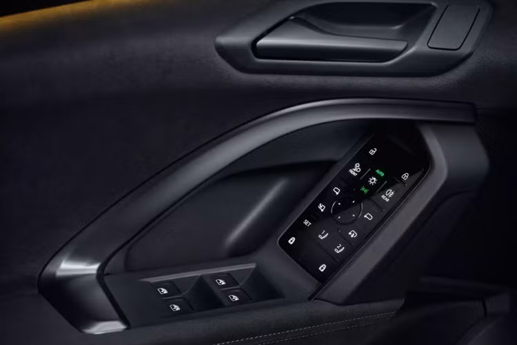 Bên trong cabin của Audi Q5 2025 được làm lại đáng kể, tuy nhiên xe vẫn mang ngôn ngữ thiết kế đặc trưng của thương hiệu. Đáng chú ý tại táp-lô là một màn hình cong cỡ lớn, tích hợp cụm đồng hồ kỹ thuật số 11,9 inch và màn hình thông tin giải trí MMI 14,5 inch. Trong khi ở bên ghế phụ cũng có thêm một màn hình kích thước 10,9 inch.